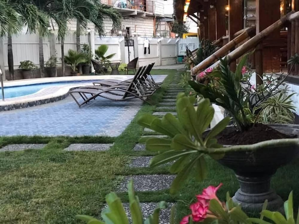 Mayfair Resort 25/35