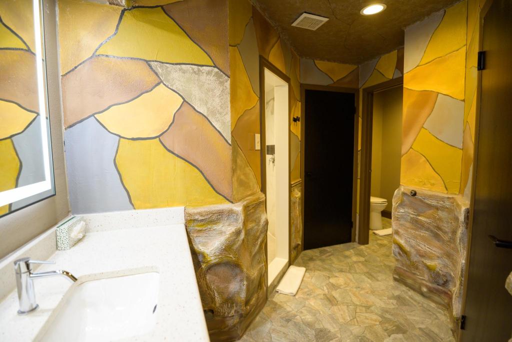Cave, Theme, Hot Tub