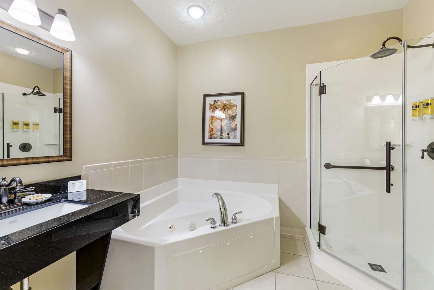 جناح بسرير كينج مع أريكة بحوض جاكوزي بمطبخ، Best Western Plus Dutch Haus Inn And Suites 2/2