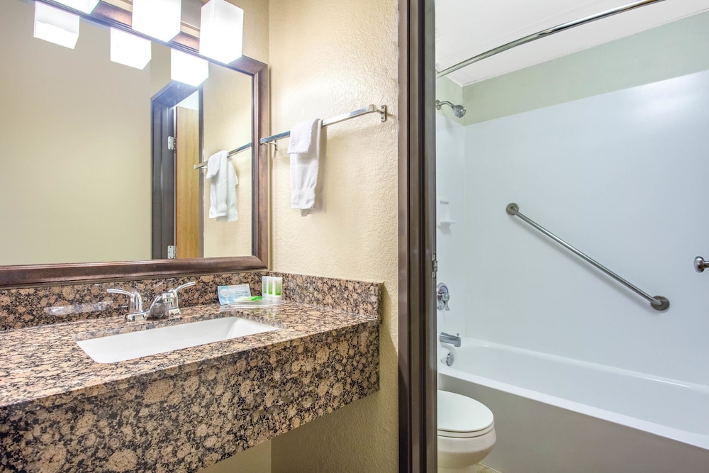 AmericInn by Wyndham Chippewa Falls 14/44