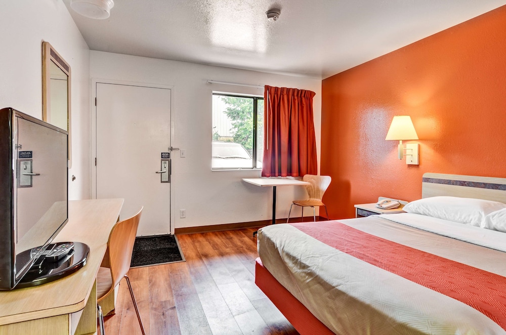 DELUXE, QUEEN BED