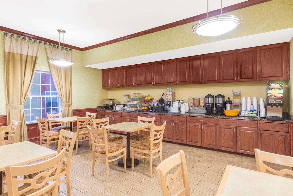 Hawthorn Suites by Wyndham Corpus Christi Padre Island 21/25