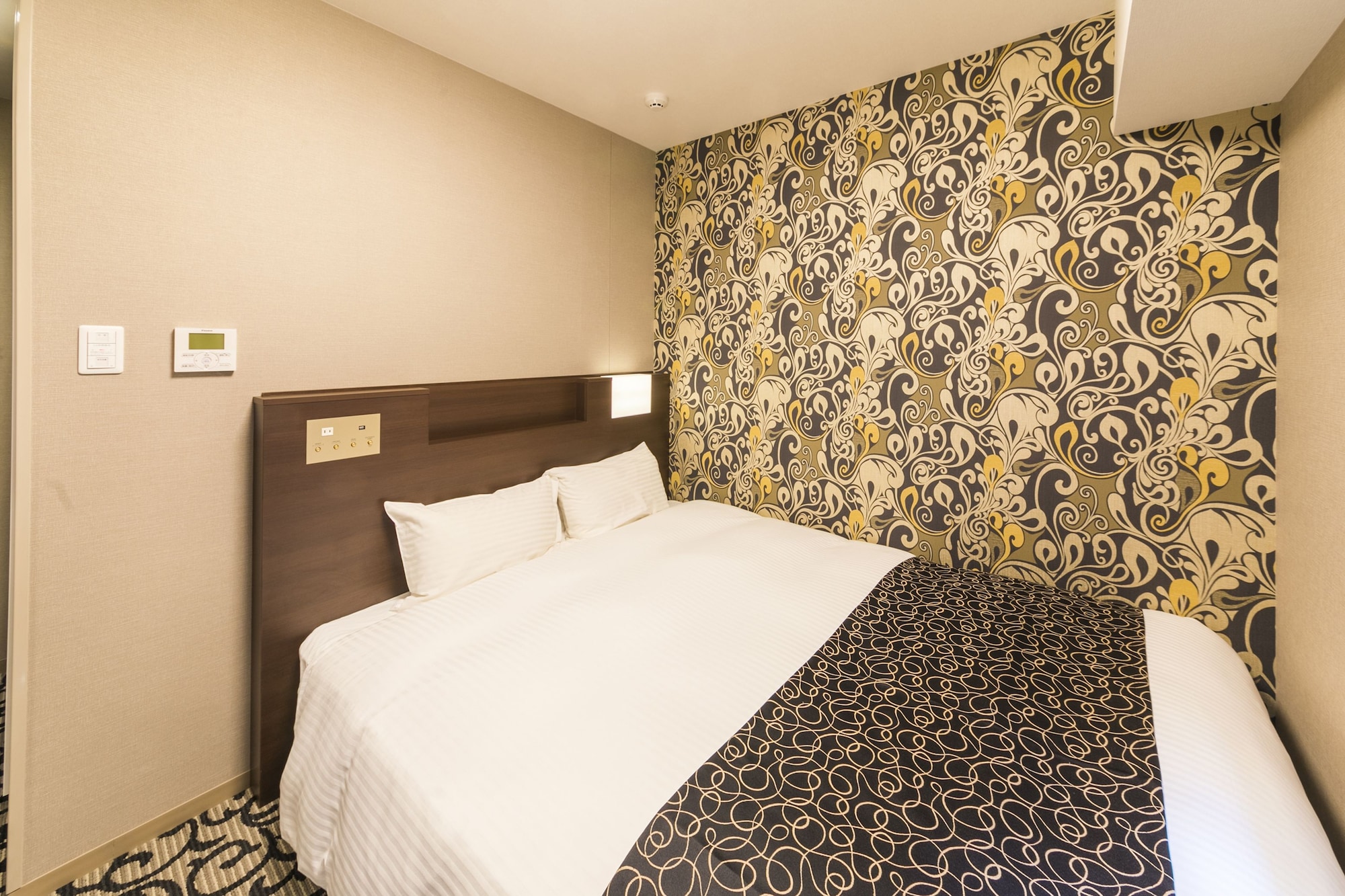 ROOM, DOUBLE BED, SMOKING