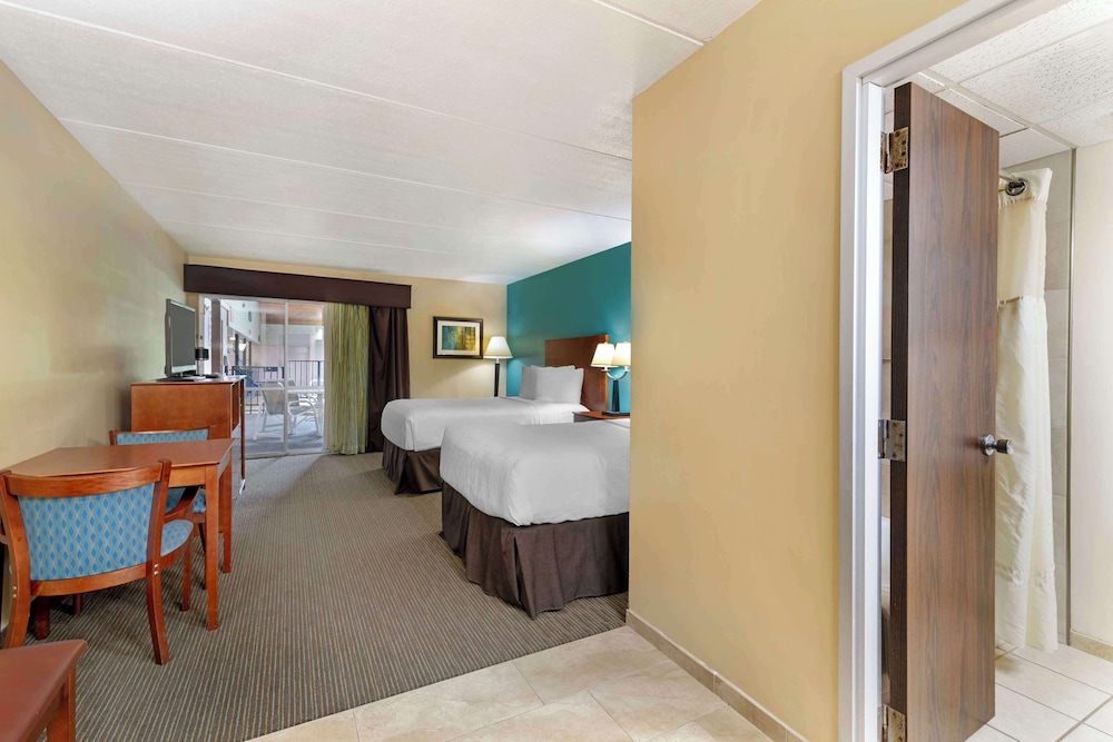 Standard, 2 Double Beds, Pool Side