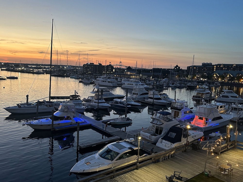 The Newport Harbor Hotel and Marina 23/58