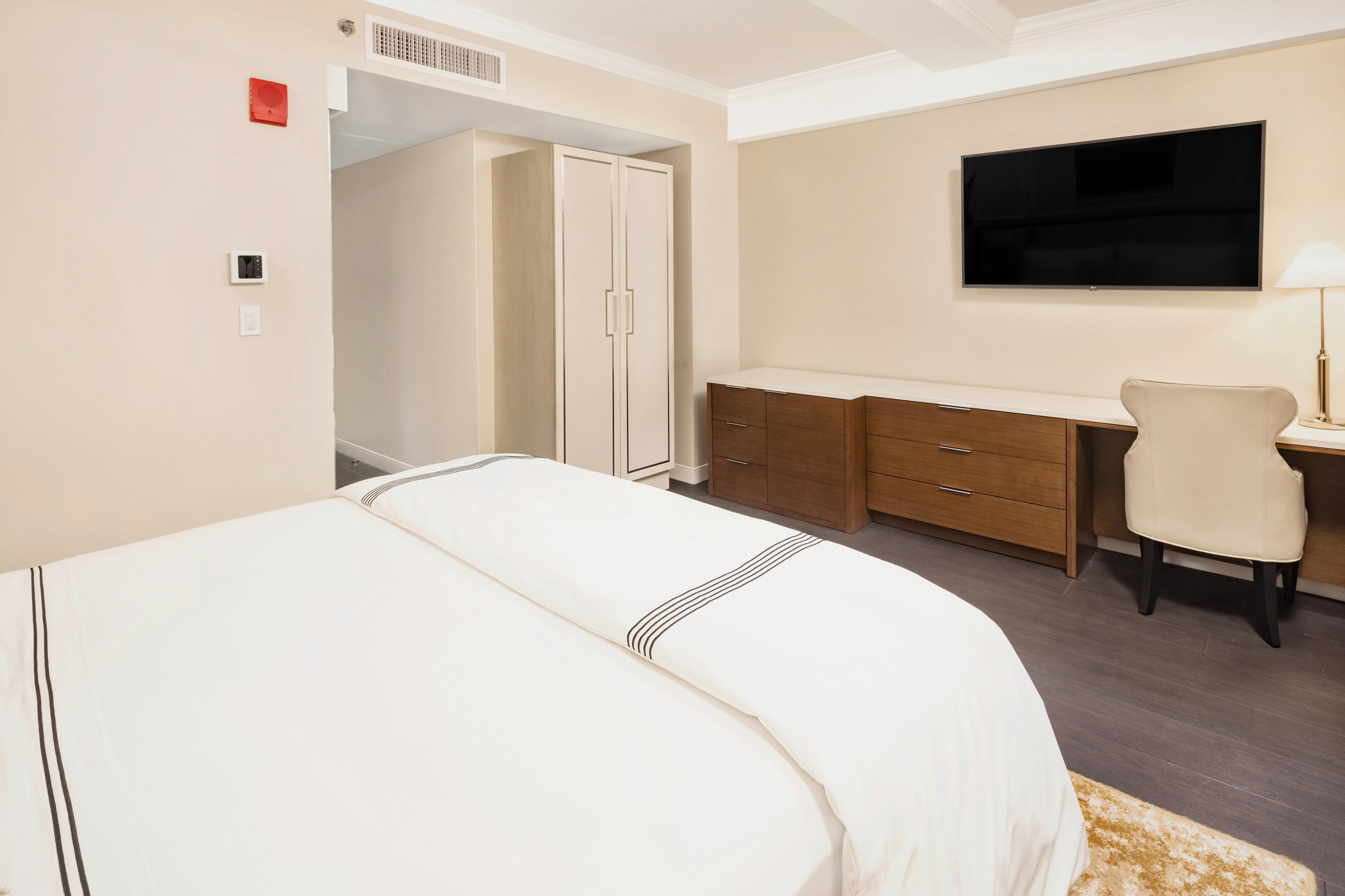 Plus, Studio, King Bed, Bathtub, Accessible