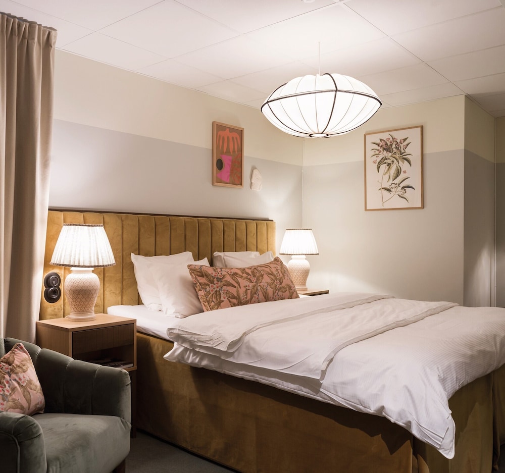 Atrium, Superior, King Bed