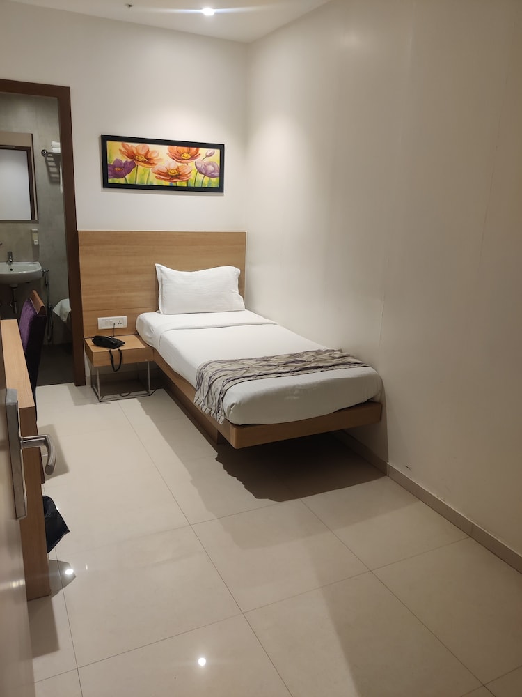Hotel Leafio Mumbai 14/33