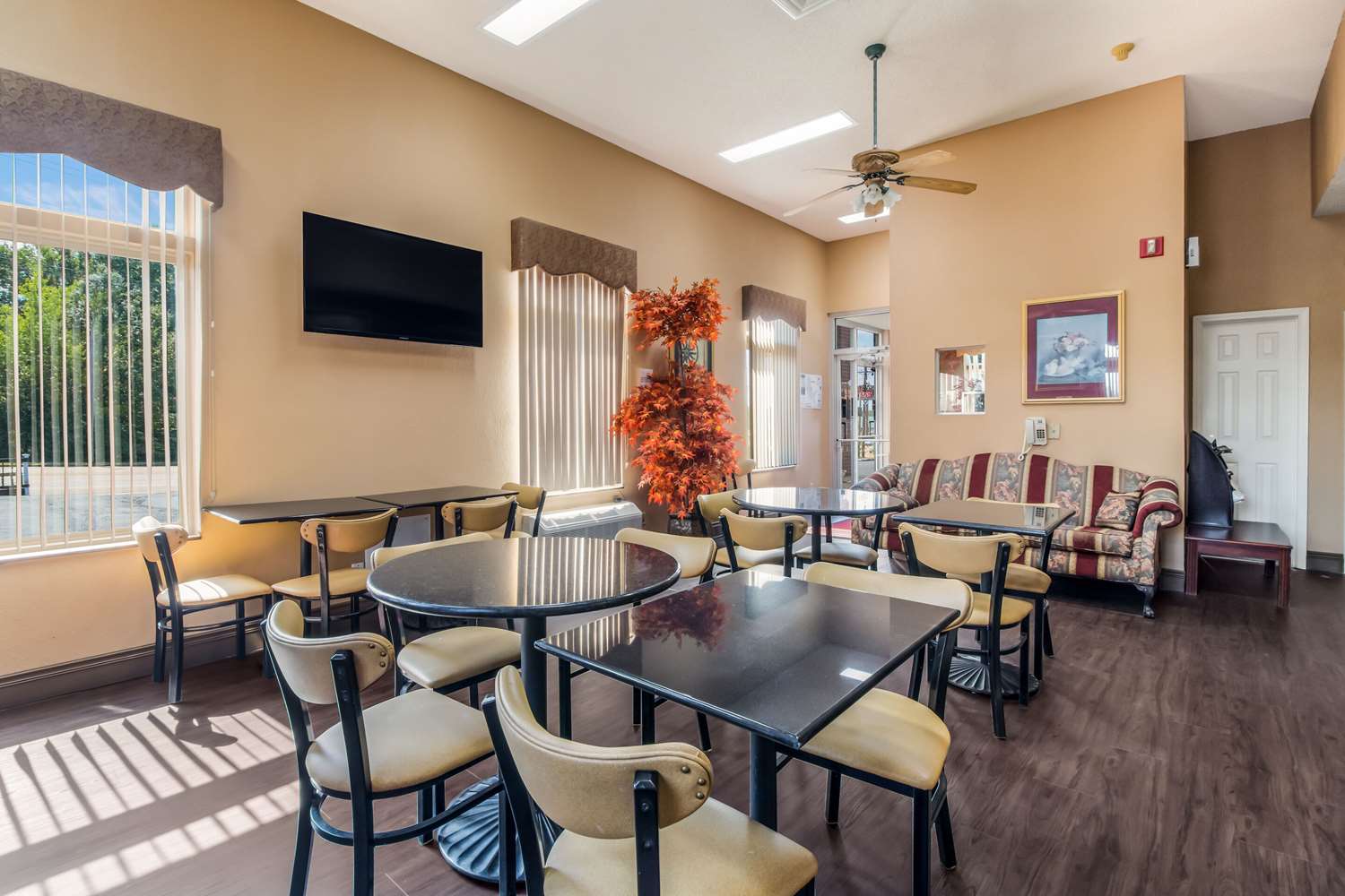 Econo Lodge Selmer, TN 28/37
