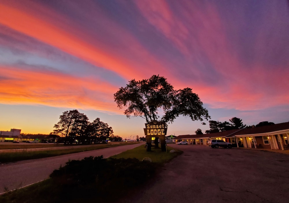 Sunset Lodge Escanaba 9/32