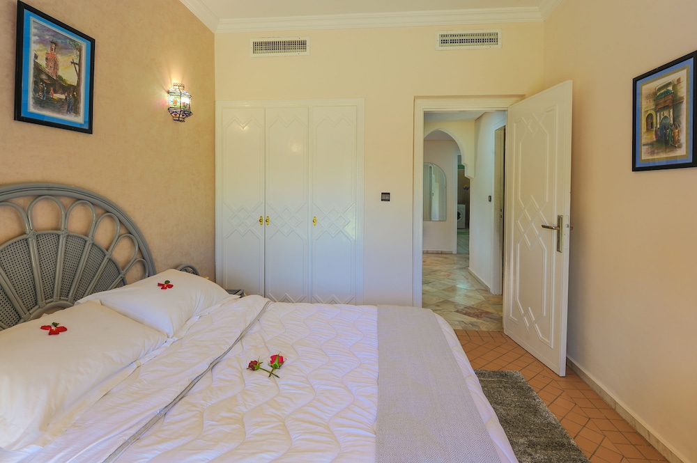 2 Bedrooms, Senior, Apartment, Queen and Twin Beds