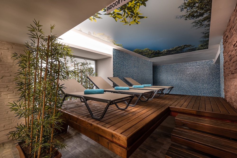 White City Beach - Adults Only +16 15/45