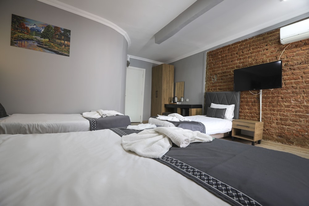 La Pera Suites 12/36