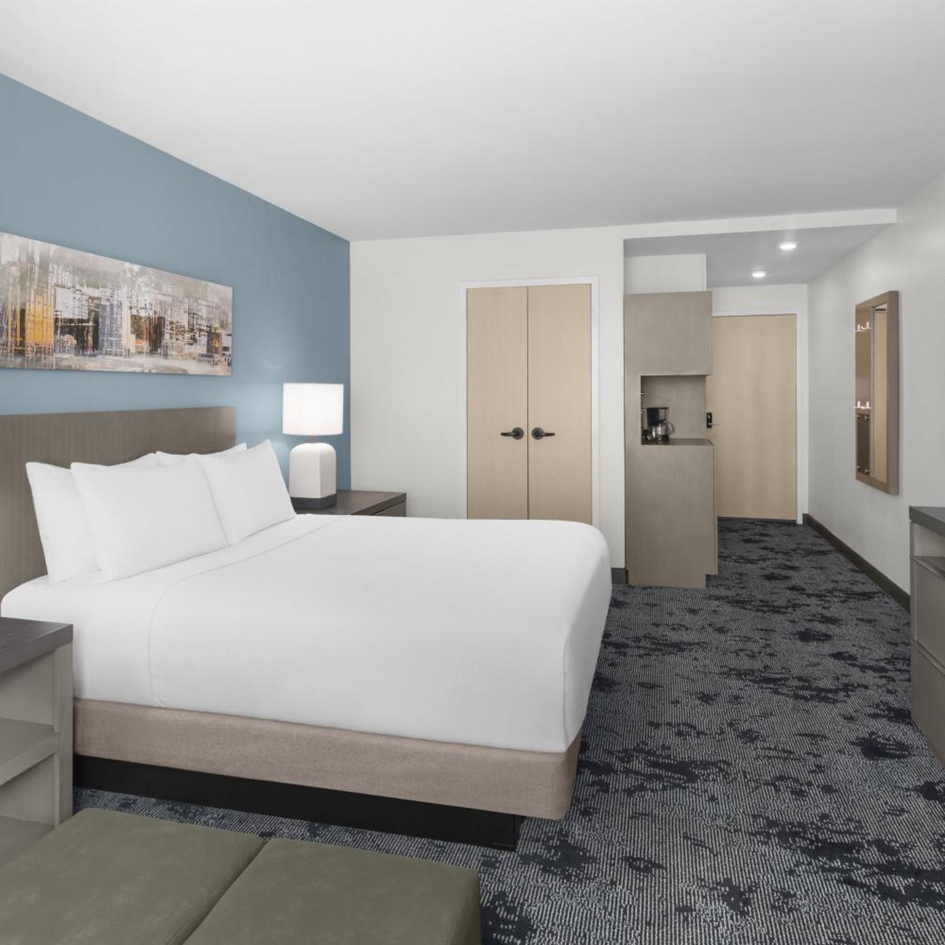 Room, Queen Bed, Den