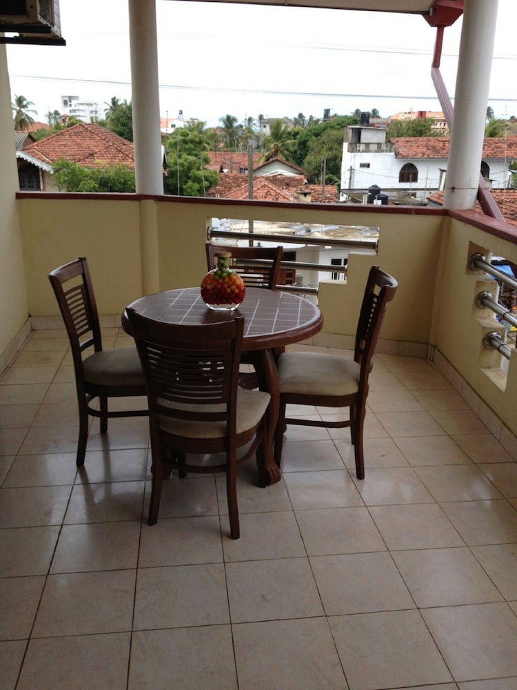 Red Rose Hotel 25/30
