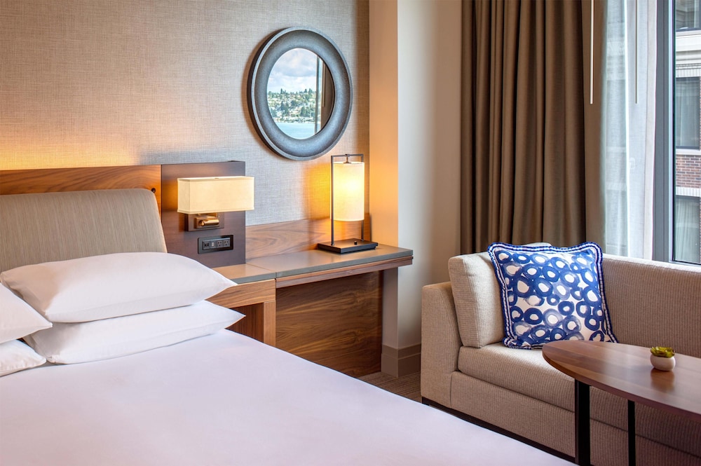 Room, King Bed, Partial Lake View