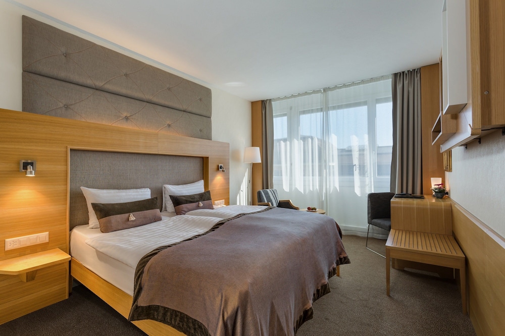 ROOM, DOUBLE BED