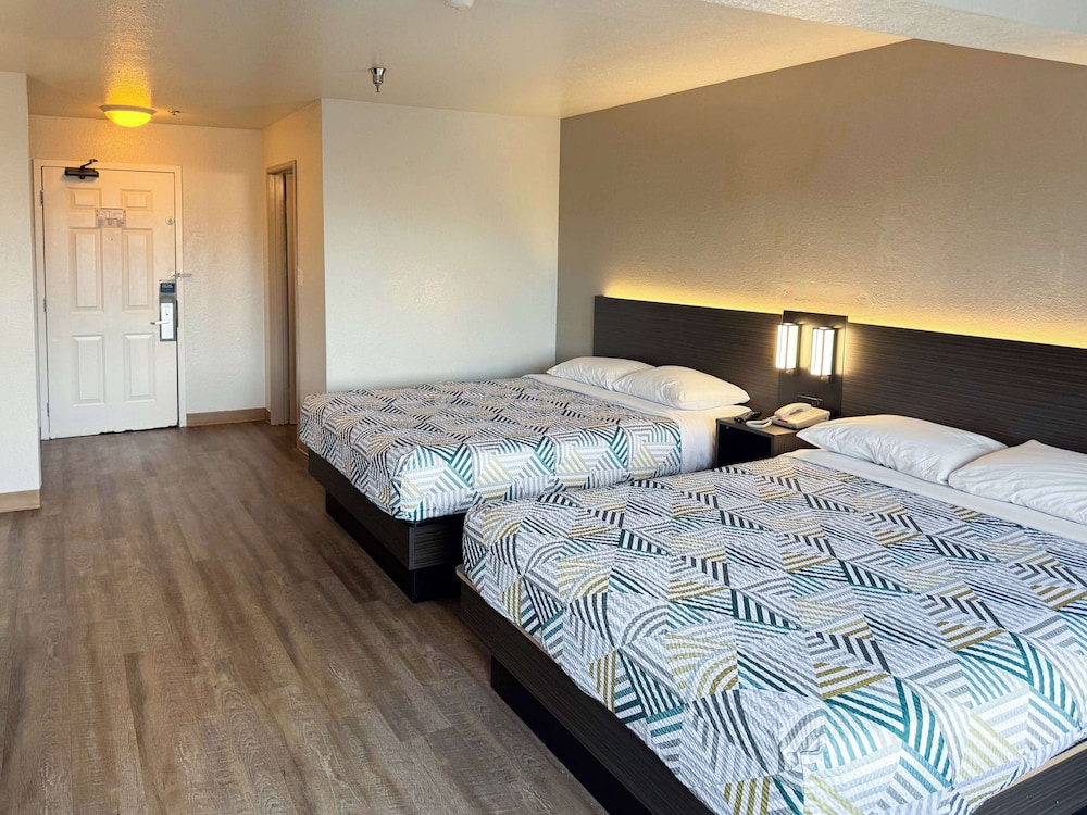 Motel6 Glenview, IL - Chicago North 24/60