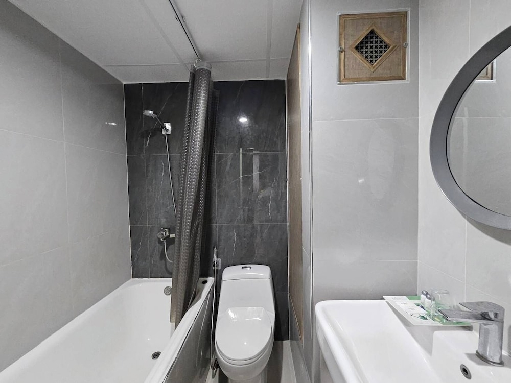 OYO 299 Crown BTS Nana Hotel 40/43