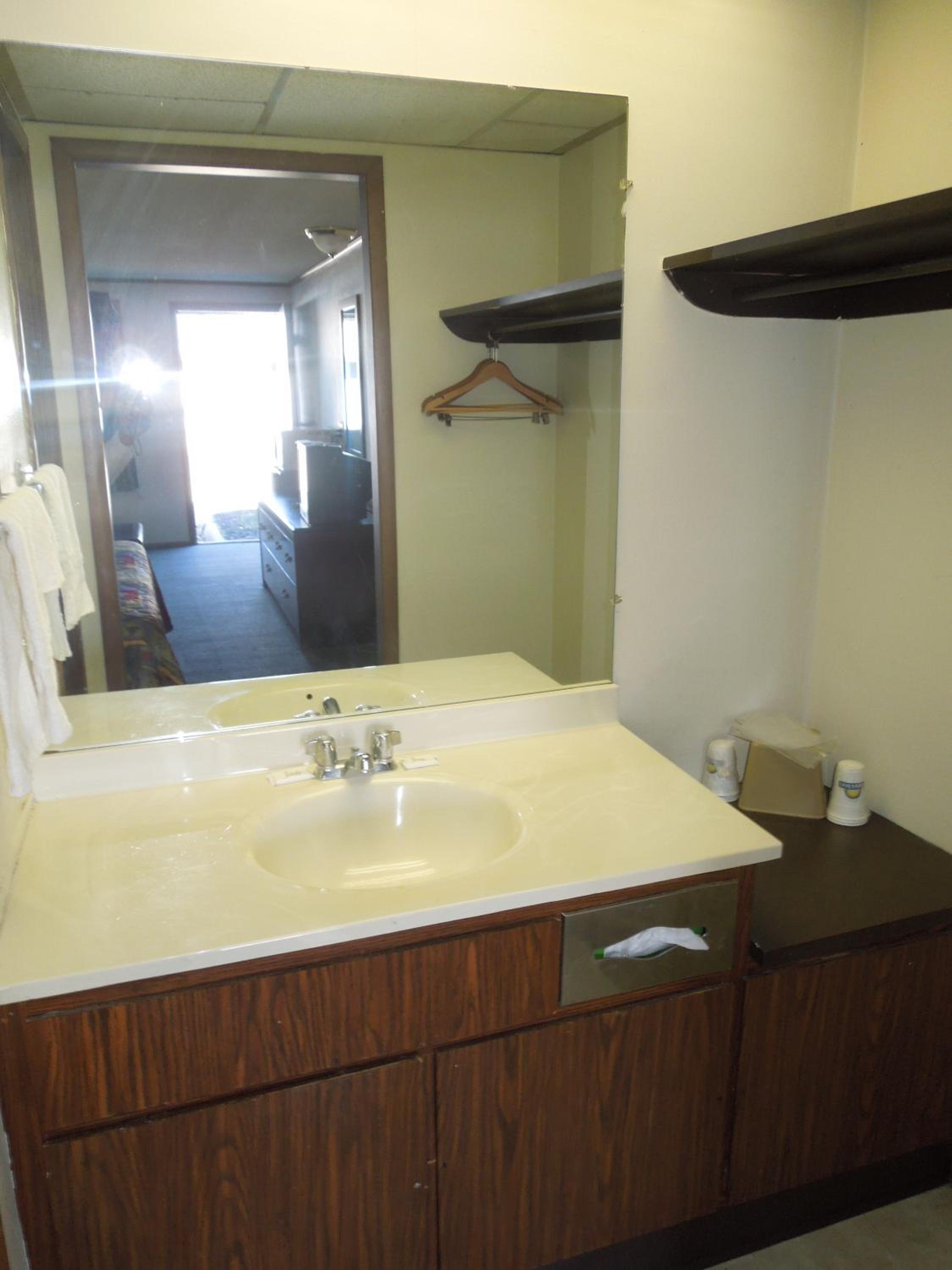 Xenia Country Inn 38/40