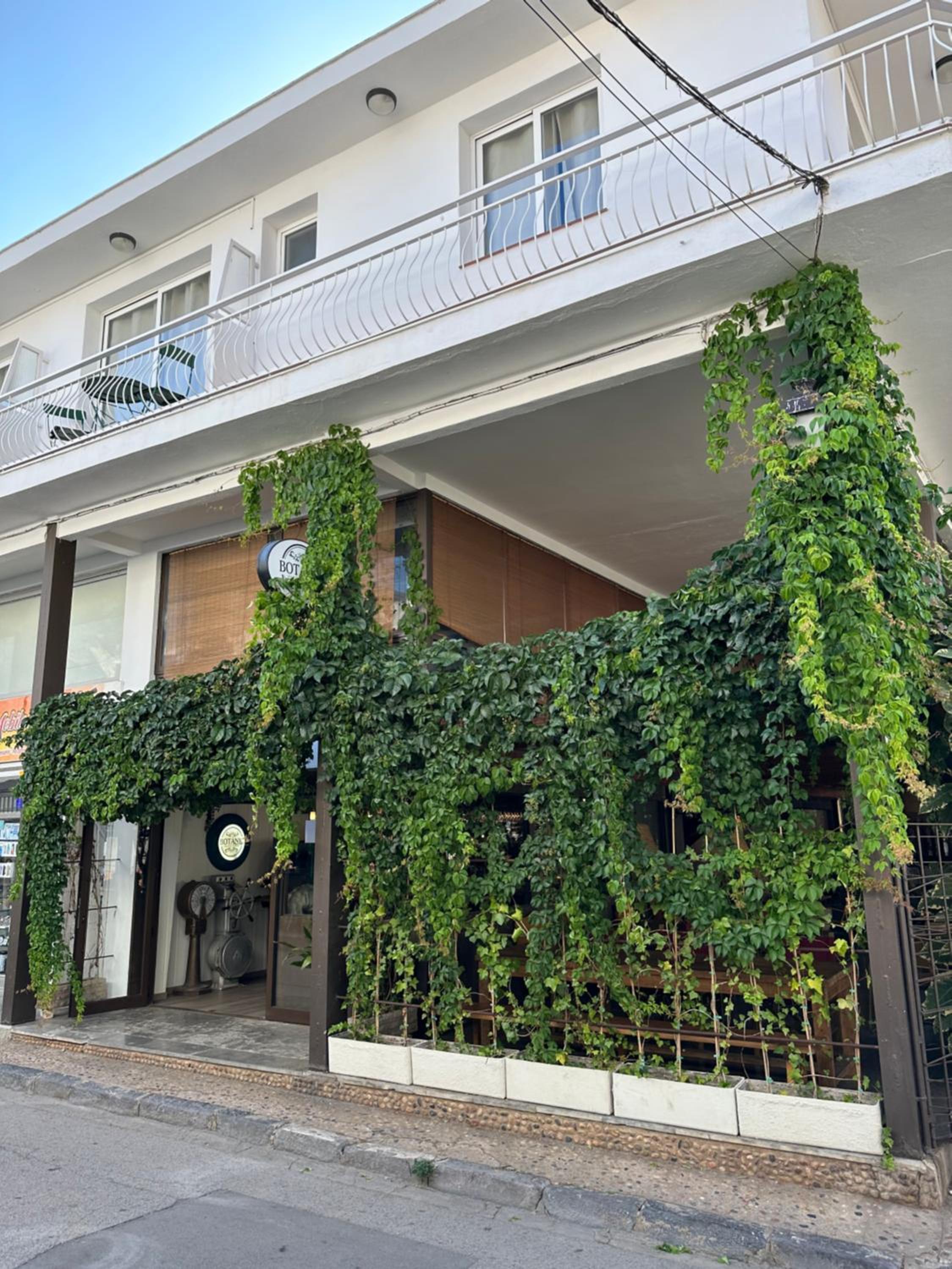 L'illa Hotel 3/25