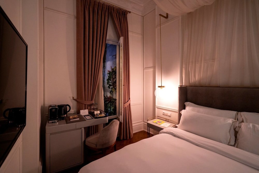 DELUXE, DOUBLE BED, COURTYARD VIEW