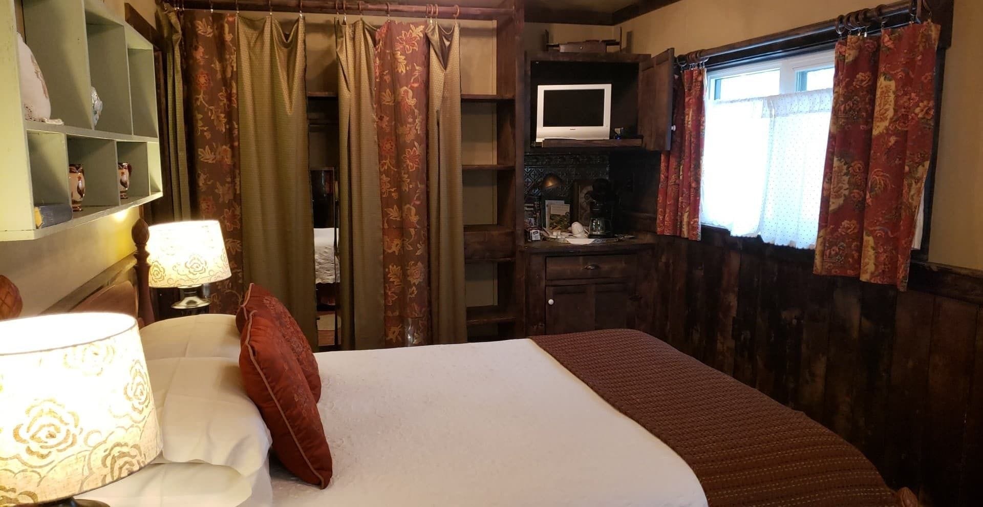 Garden, Superior, Queen Bed, Private Bathroom, Accessible