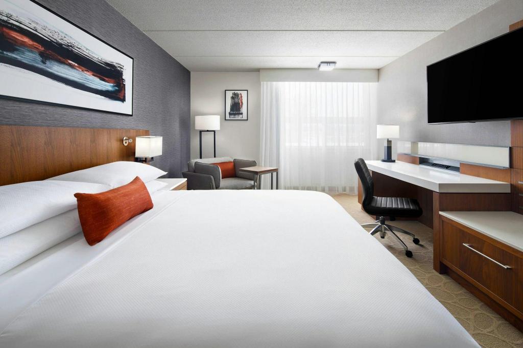 Guest Room, Deluxe, King Bed, Pool Side, Pool Access
