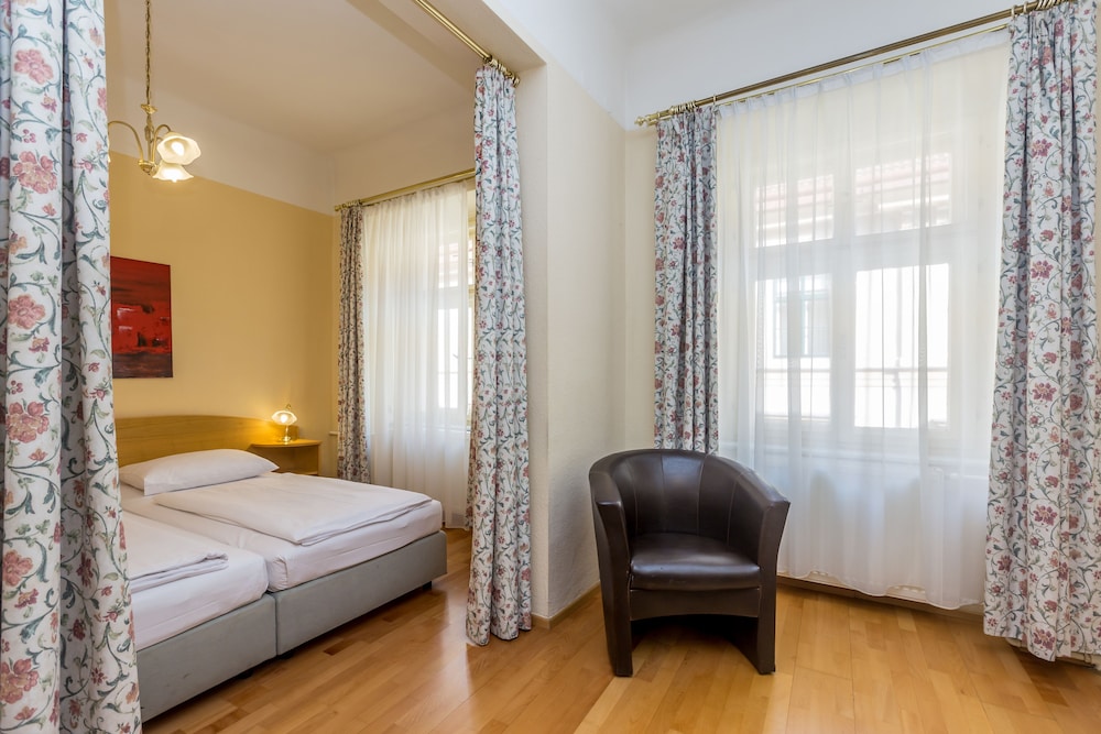 ROOM, DOUBLE BED
