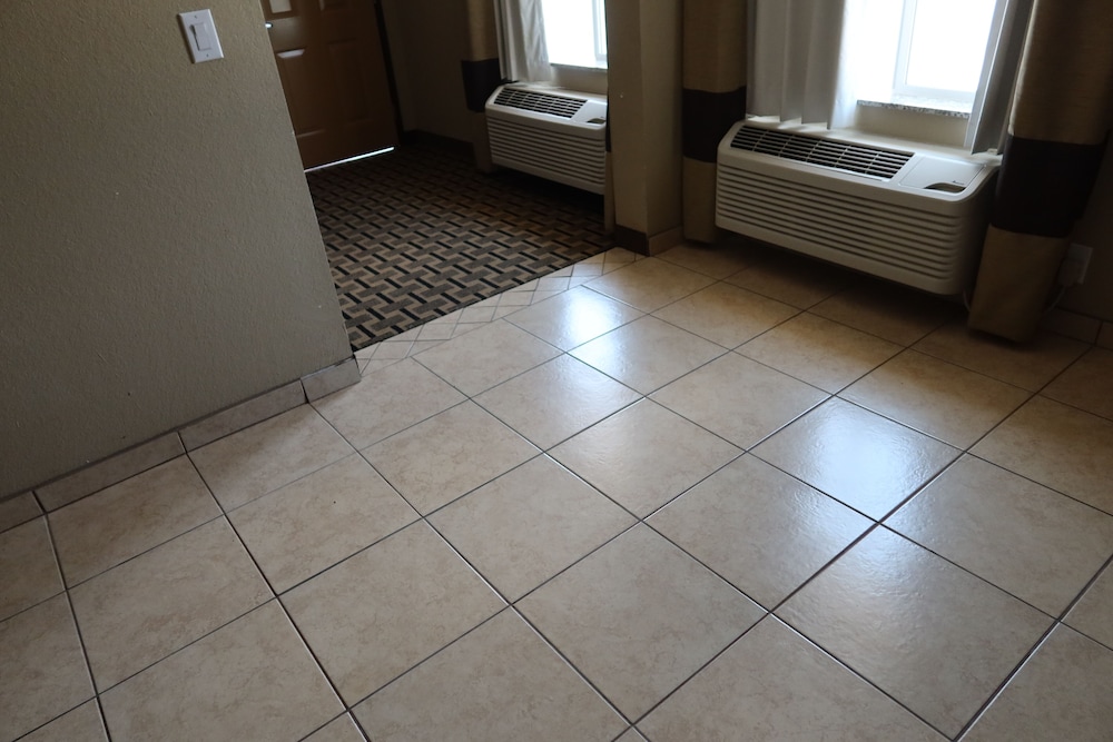 Scottish Inns & Suites White Settlement 33/34