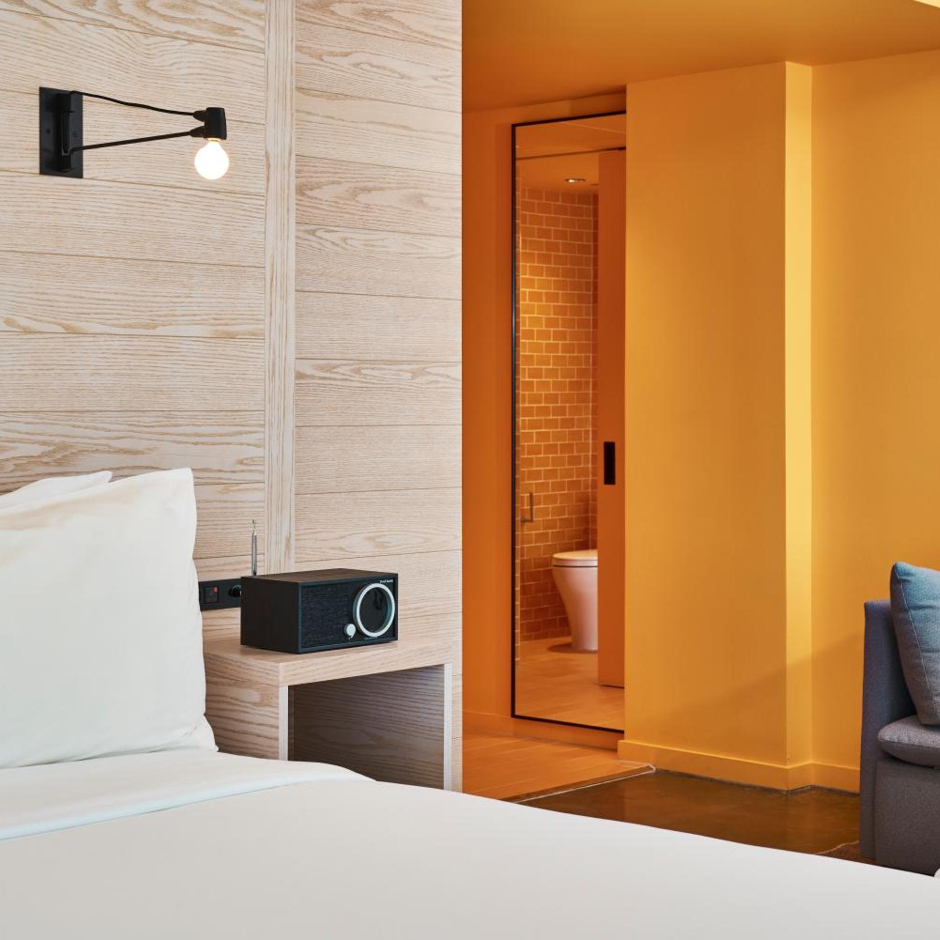 جناح بسرير كينج، Radio Hotel 5/7