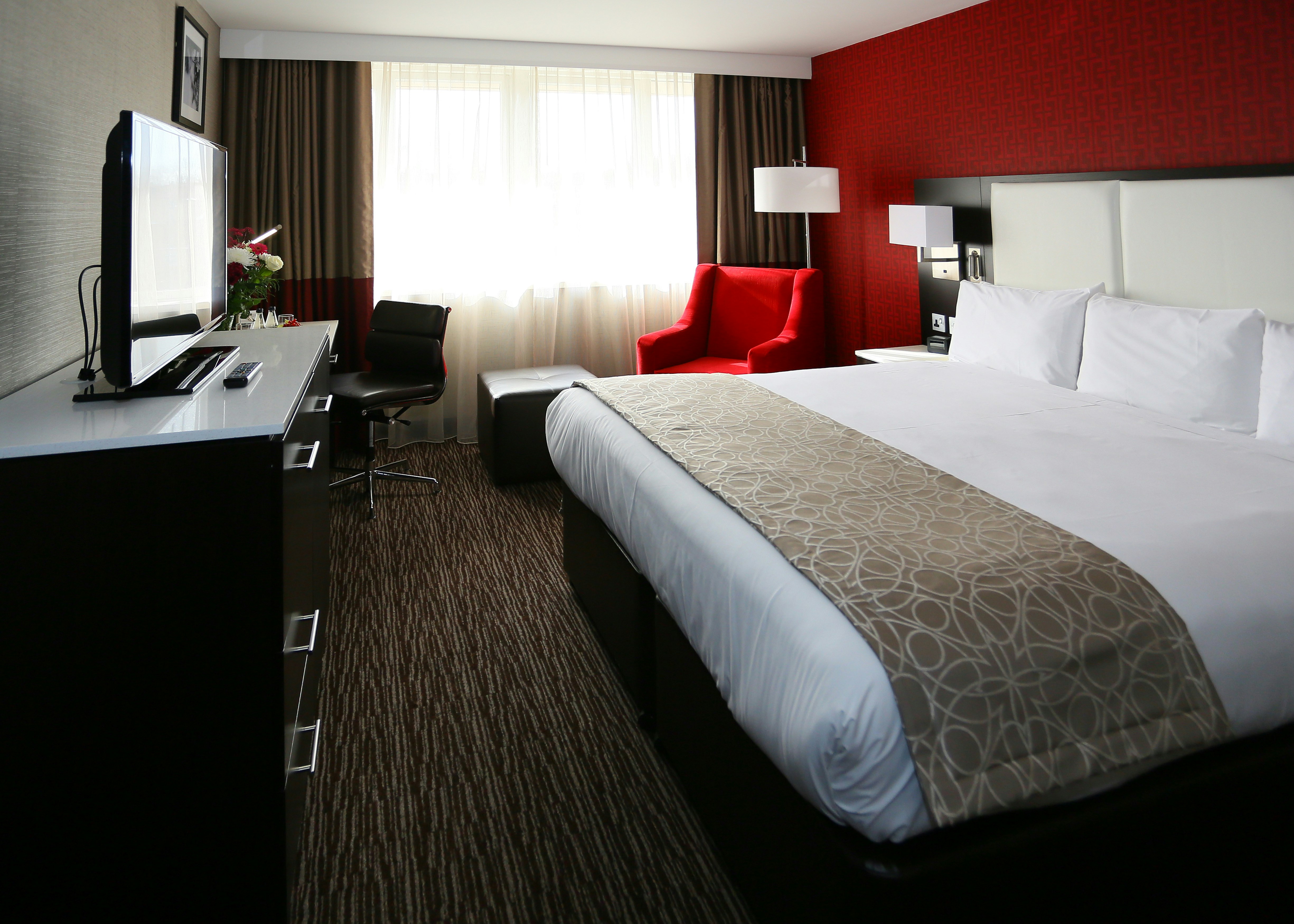 GUEST ROOM, KING BED
