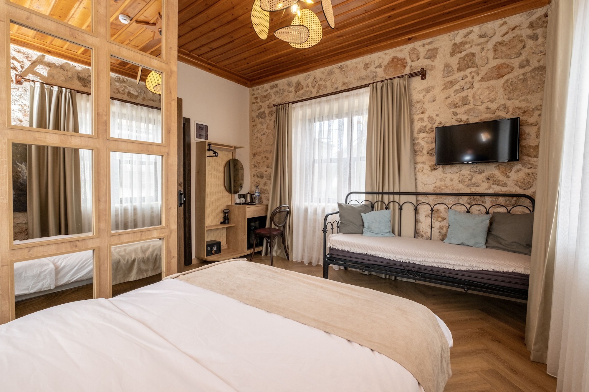 DELUXE, ECONOMY, QUEEN BED, SOFA