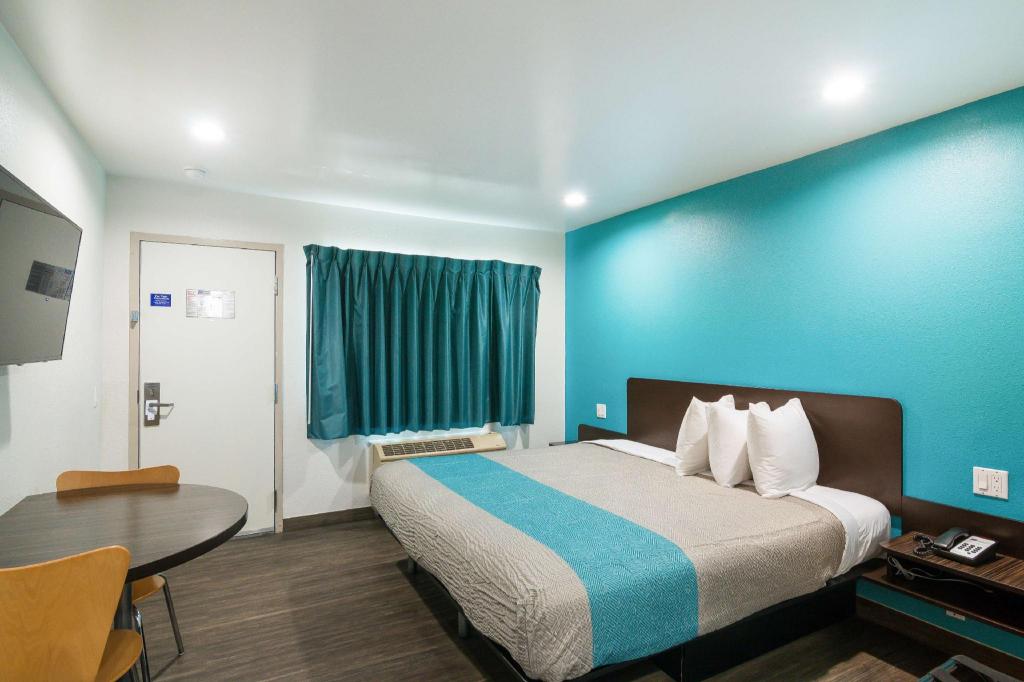 1 King Bed - Non-Smoking, Micfridge