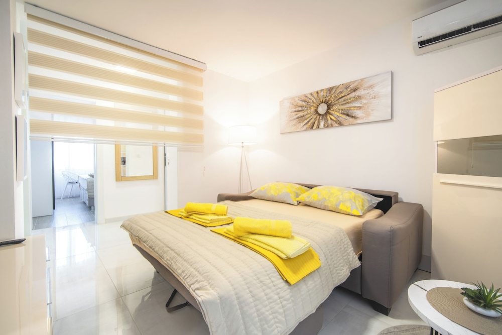Luxury, Apartment, Queen Bed, Bay View, Sofa