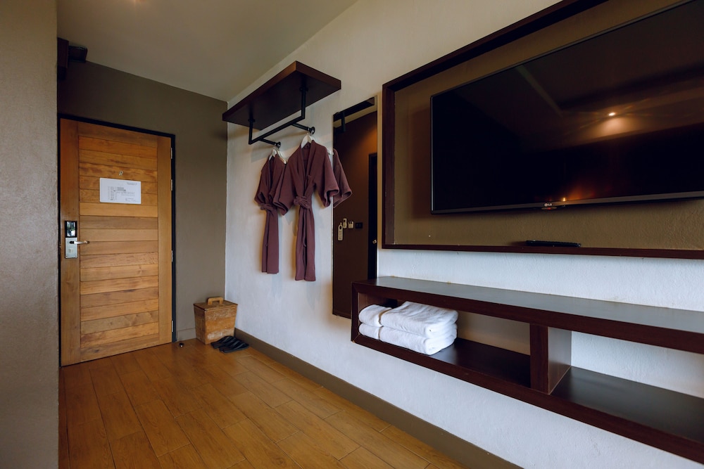 DELUXE, TWIN BEDS, LAKE VIEW