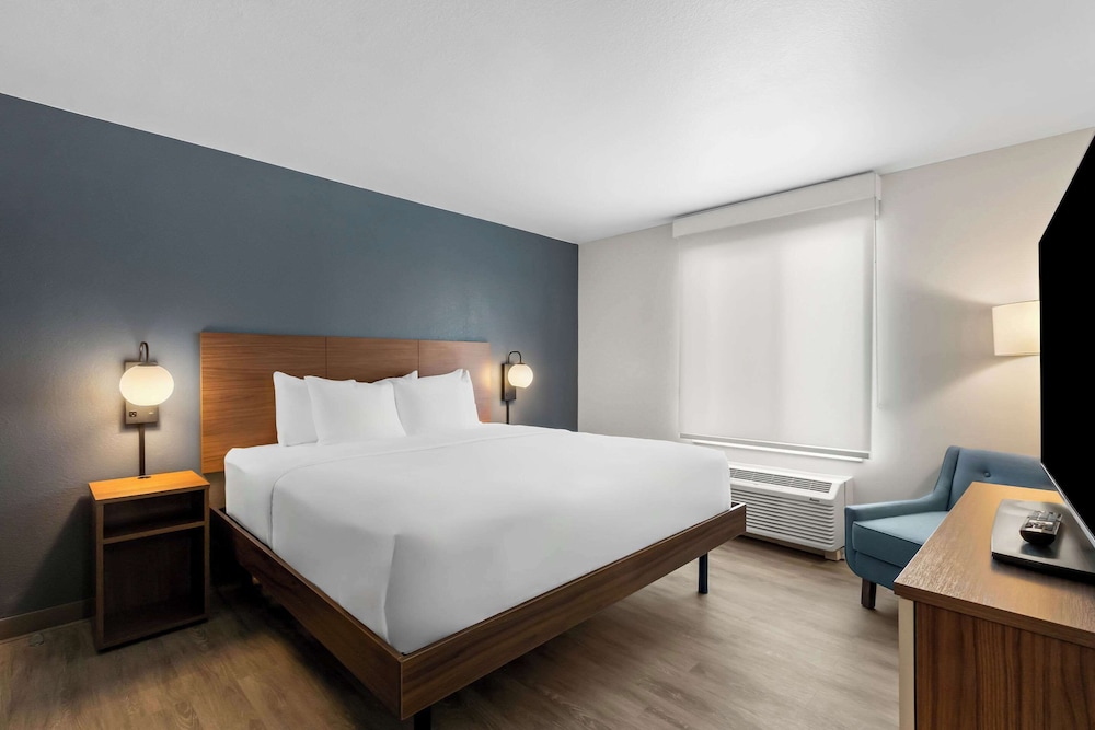 Everhome Suites Glendale Sports & Entertainment District 18/47