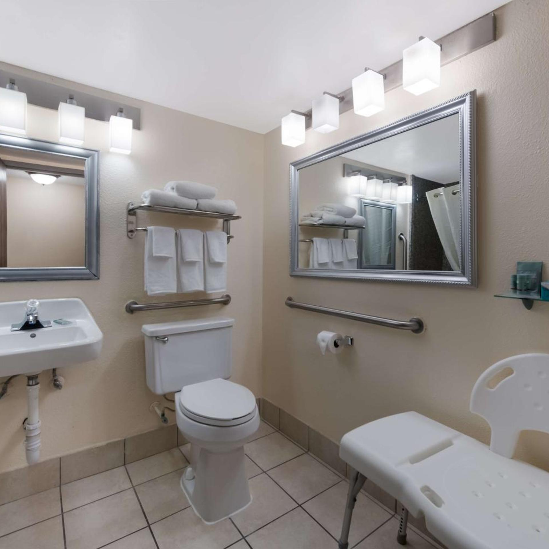 غرفة بسرير كينج بحوض استحمام لذوي الإعاقة، Best Western Hampton Coliseum Inn 7/8