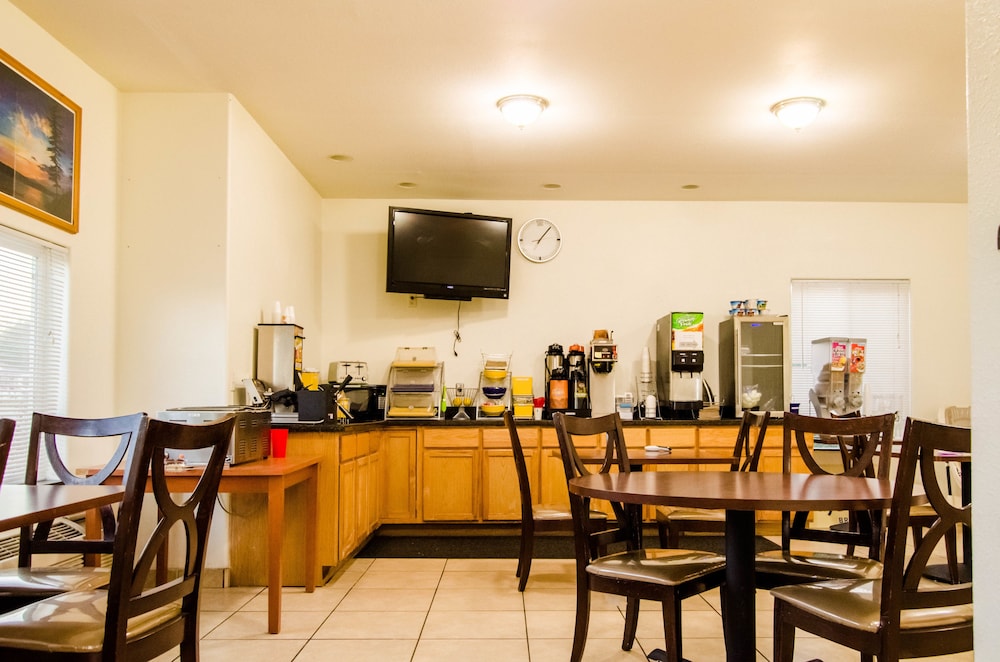 Econo Lodge 15/23