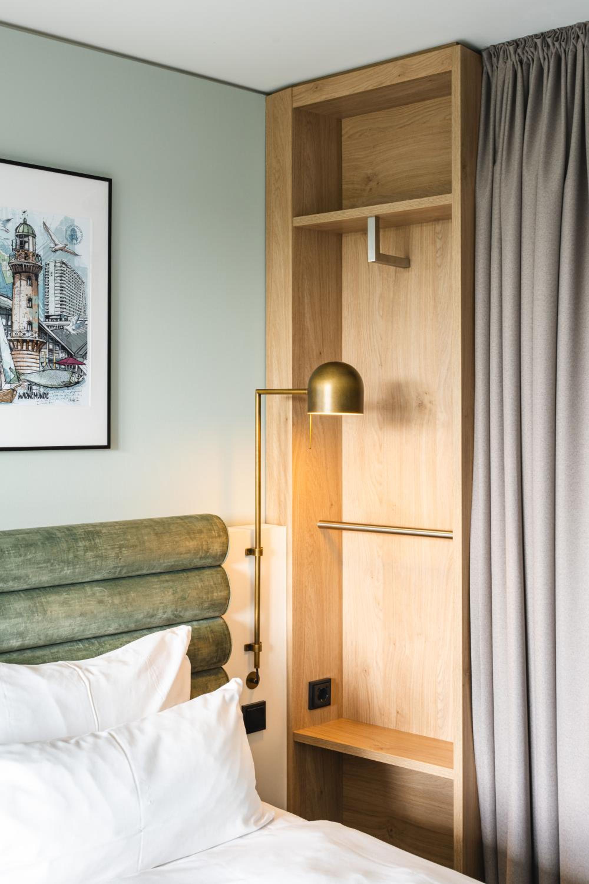 Deluxe, Double Bed, Lateral Side Sea View، a-ja Warnemuende. Das Resort 3/7