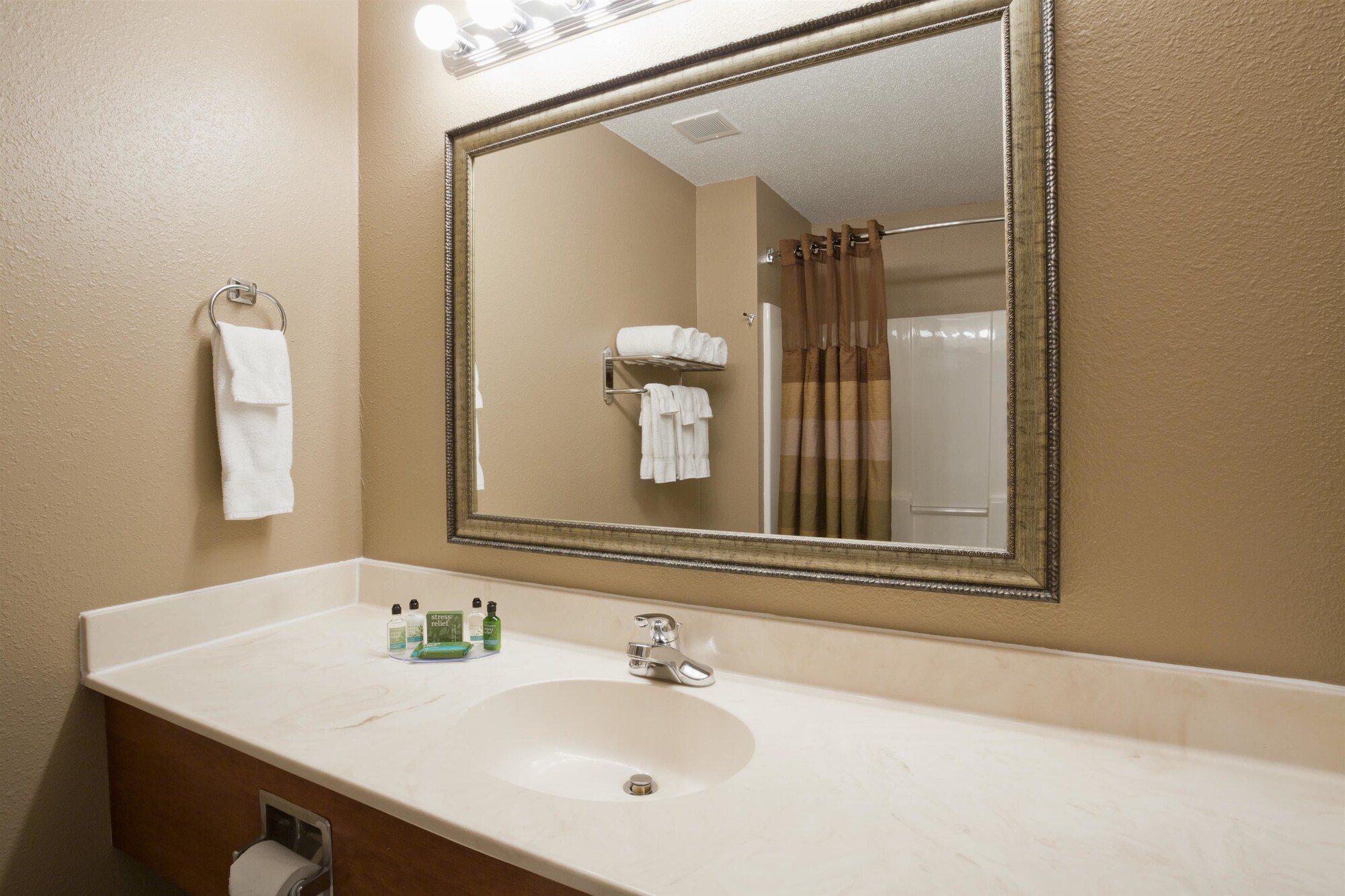 جناح بسرير كينج بجاكوزي، GrandStay Residential Suites - Eau Claire 4/7