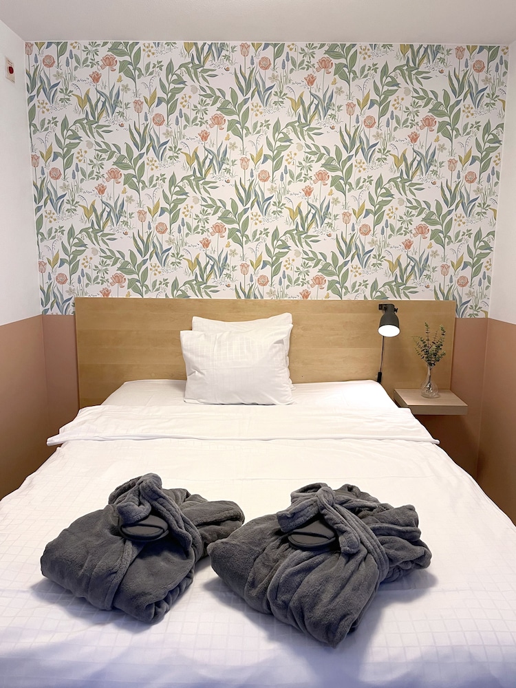 SUPERIOR, STUDIO, QUEEN BED