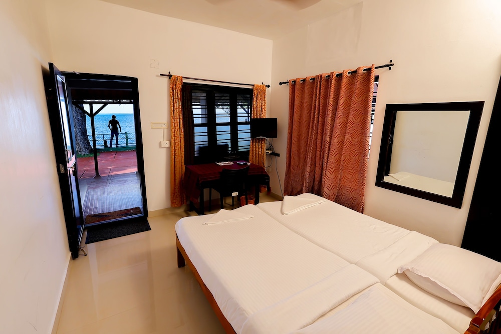 Illikkalam Lakeside Cottages 10/66