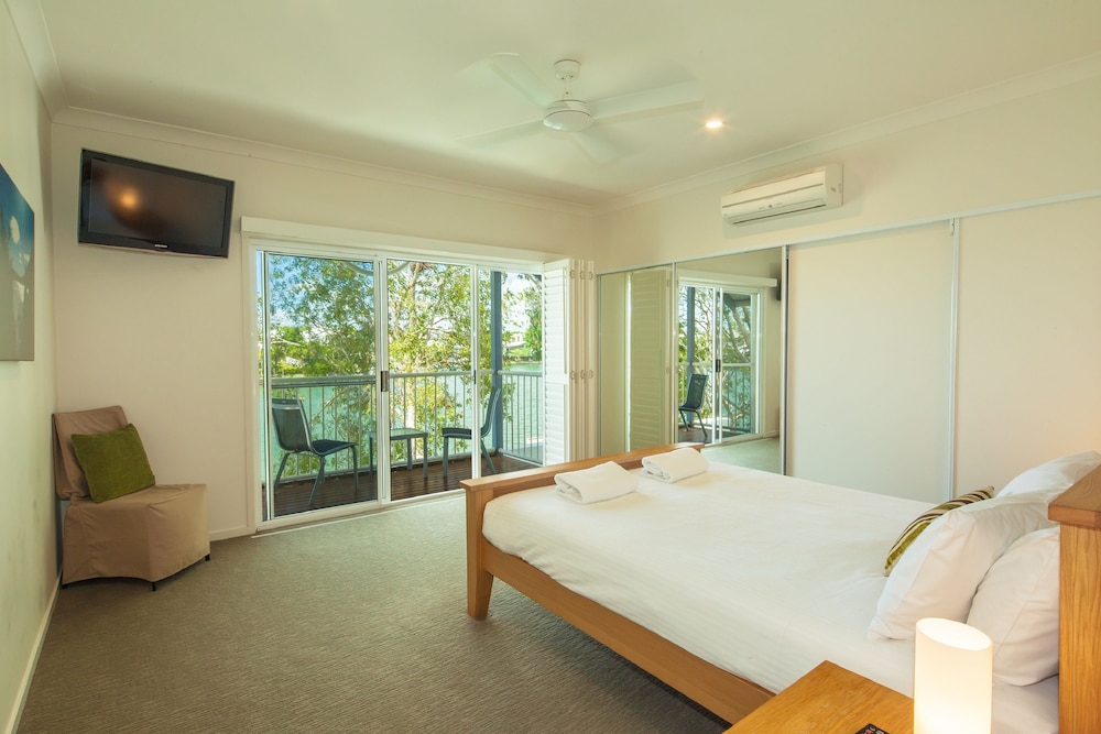 NOOSA ENTRANCE WATERFRONT RESORT 35/80