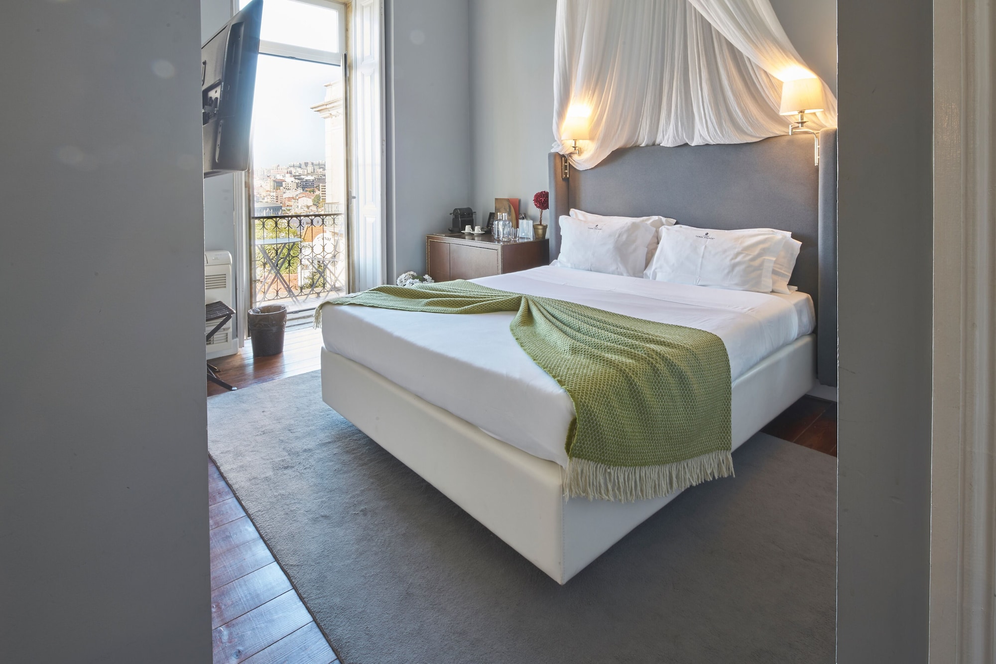 Standard, Queen Bed, City View