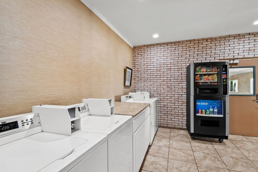 Days Inn by Wyndham Whitmore Lake 10/64