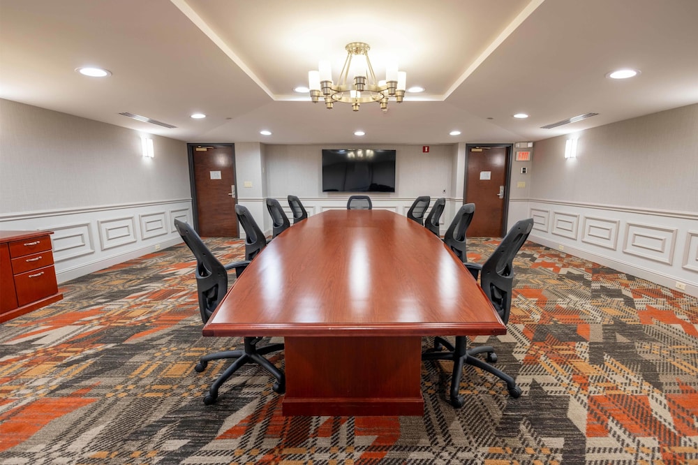 Drury Inn and Suites Creve Coeur St Louis 35/43