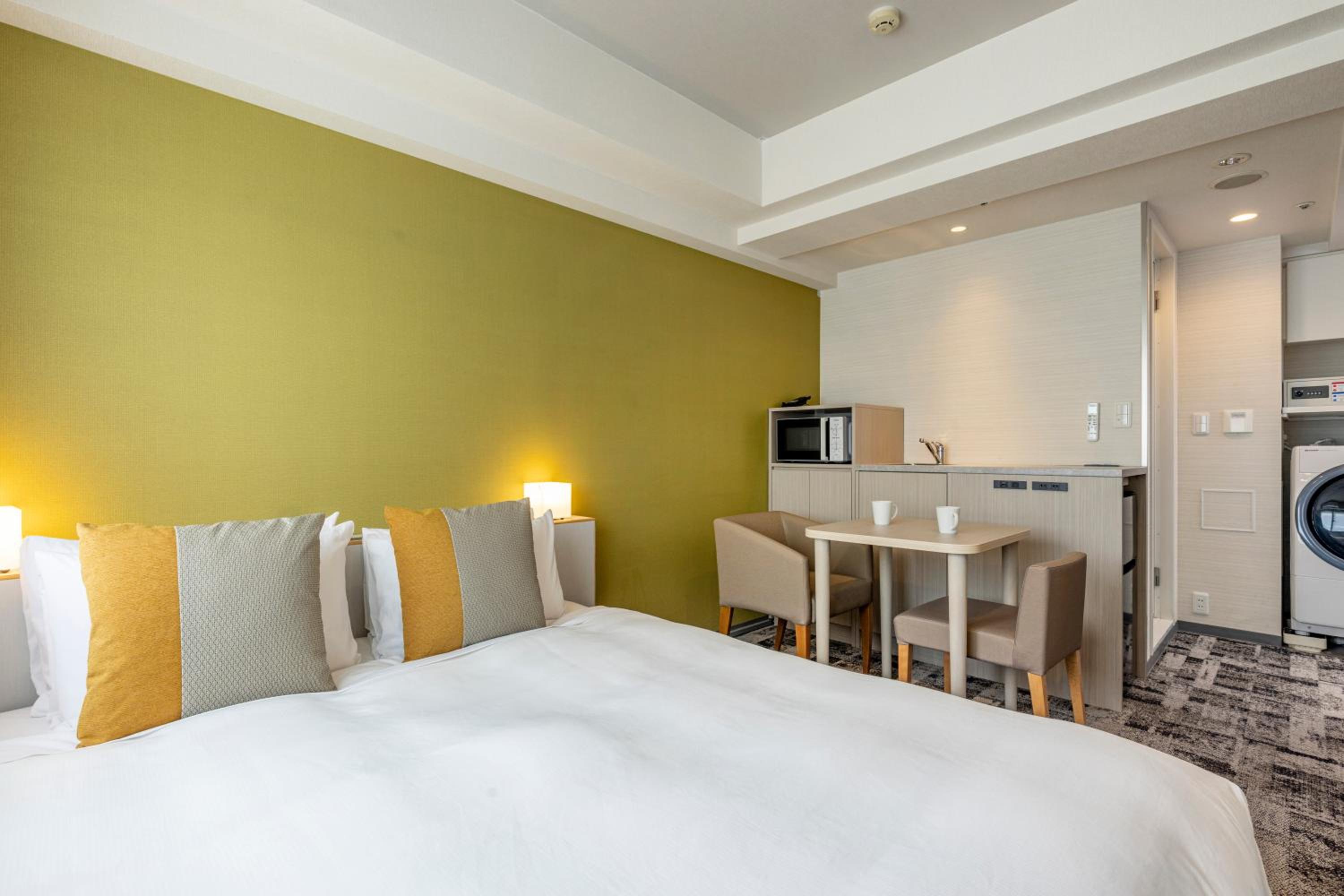 Residential, Queen Bed