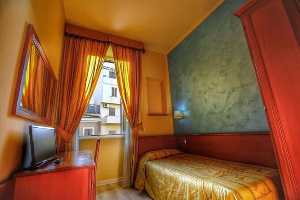 ROOM, SINGLE