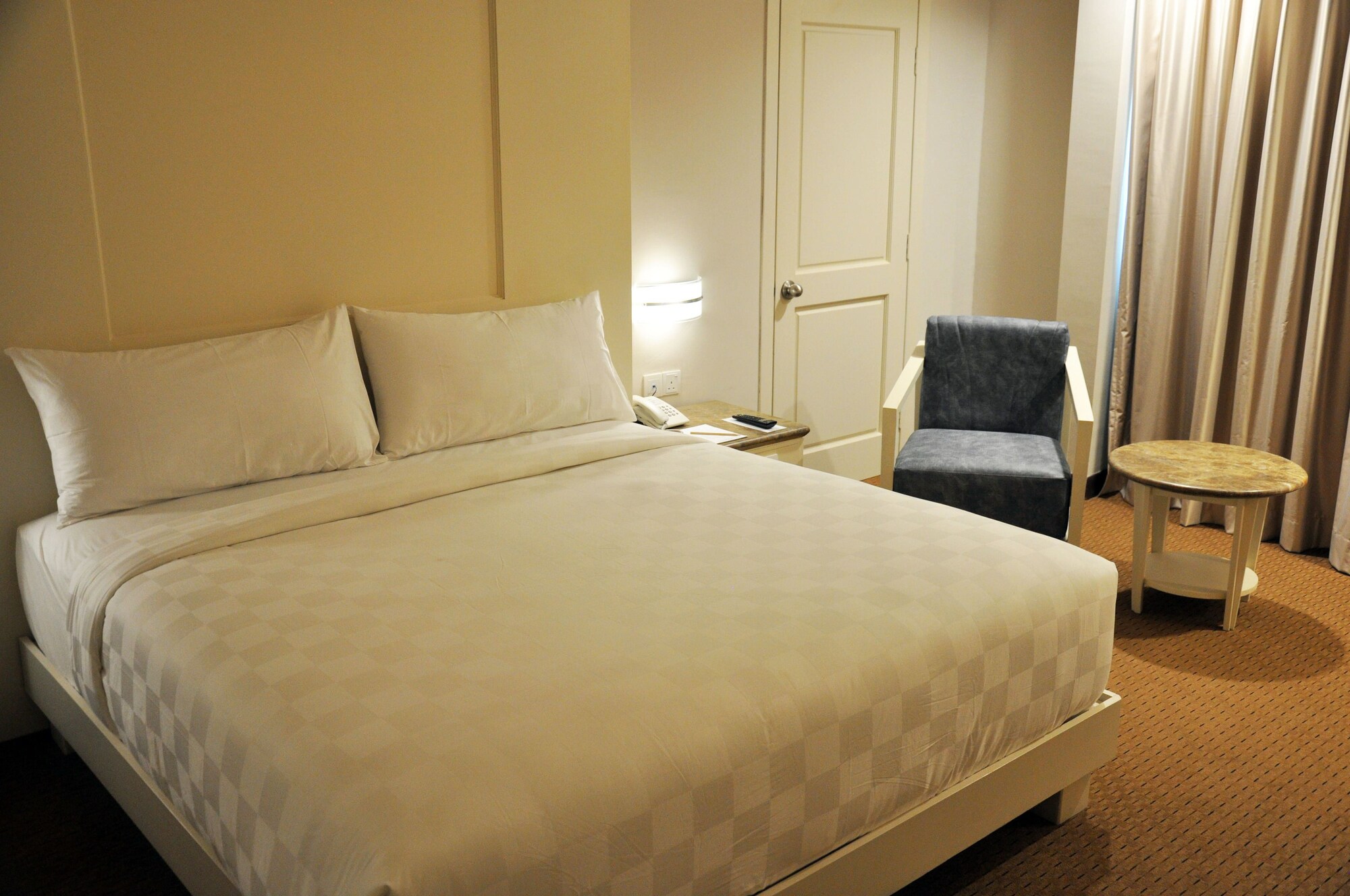 DELUXE, DOUBLE BED